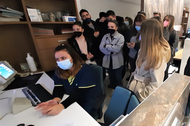 Σπουδαστές του ΙΕΚ "Μορφή" με την Τεχνολόγο του Knossos Medical κ. Χριστιάνα Μπόλο
