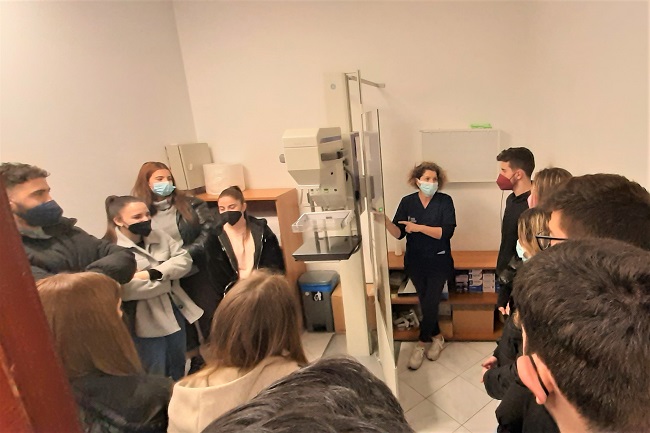 Σπουδαστές του ΙΕΚ "Μορφή" με την κ. Νεκταρία Δαμιανάκη