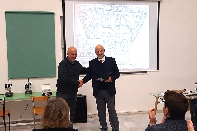 Ο κ. Γιάννης Τσιαούσης, Διευθυντής του Μουσείου Ιατρικής, απονέμει τιμητική πλακέτα στον κ. Γιάννη Μουζά για την προσφορά του στο Μουσείο.