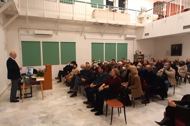 Ο κ. Γιάννης Μουζάς μιλάει στο ακροατήριό του με θέμα "Φίλοι του Μουσείου,φίλοι της Μουσικής"