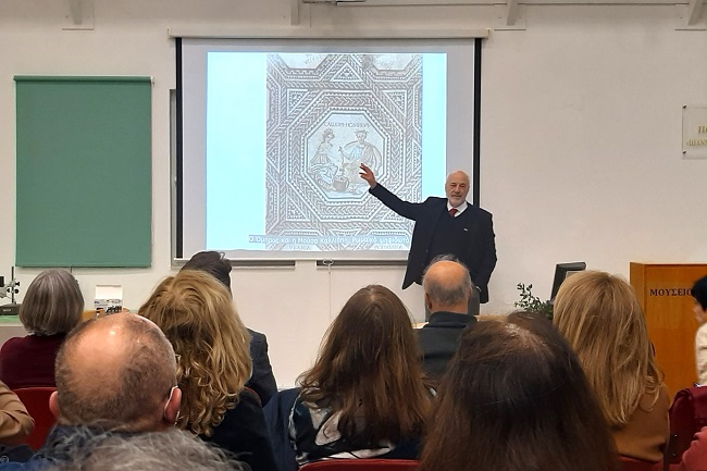 Στιγμιότυπο από την ομιλία του κ. Γ.Μουζά, στο Μουσείο Ιατρικής του Πανεπιστημίου Κρήτης με θέμα, "Φίλοι του Μουσείου, φίλοι της Μουσικής".