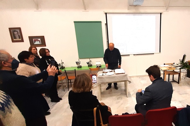 Ο κ. Γιάννης Τσιαούσης κόβει την πρωτοχρονιάτικη πίτα του Μουσείου Ιατρικής και του Μορφωτικού Συλλόγου Επιστημών Υγείας Πανεπιστημίου Κρήτης.