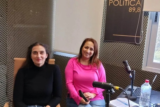 Η κ. Ιωάννα Κοτόρτση και η κ. Φιλία Σαριδάκη στο στούντιο του politica 89.8 FM.