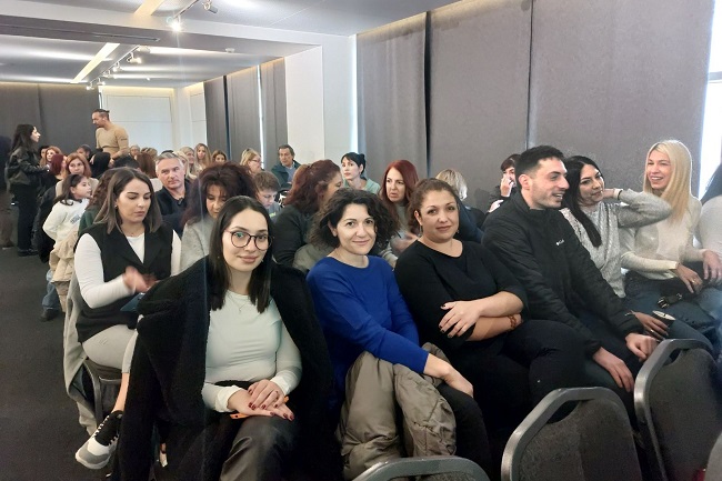 Στιγμιότυπο από το κοινό στο σεμινάριο Πρώτων Βοηθειών των Biomedigen, των Κνωσός Διάγνωσις και τιυ ΕΚΑΒ.